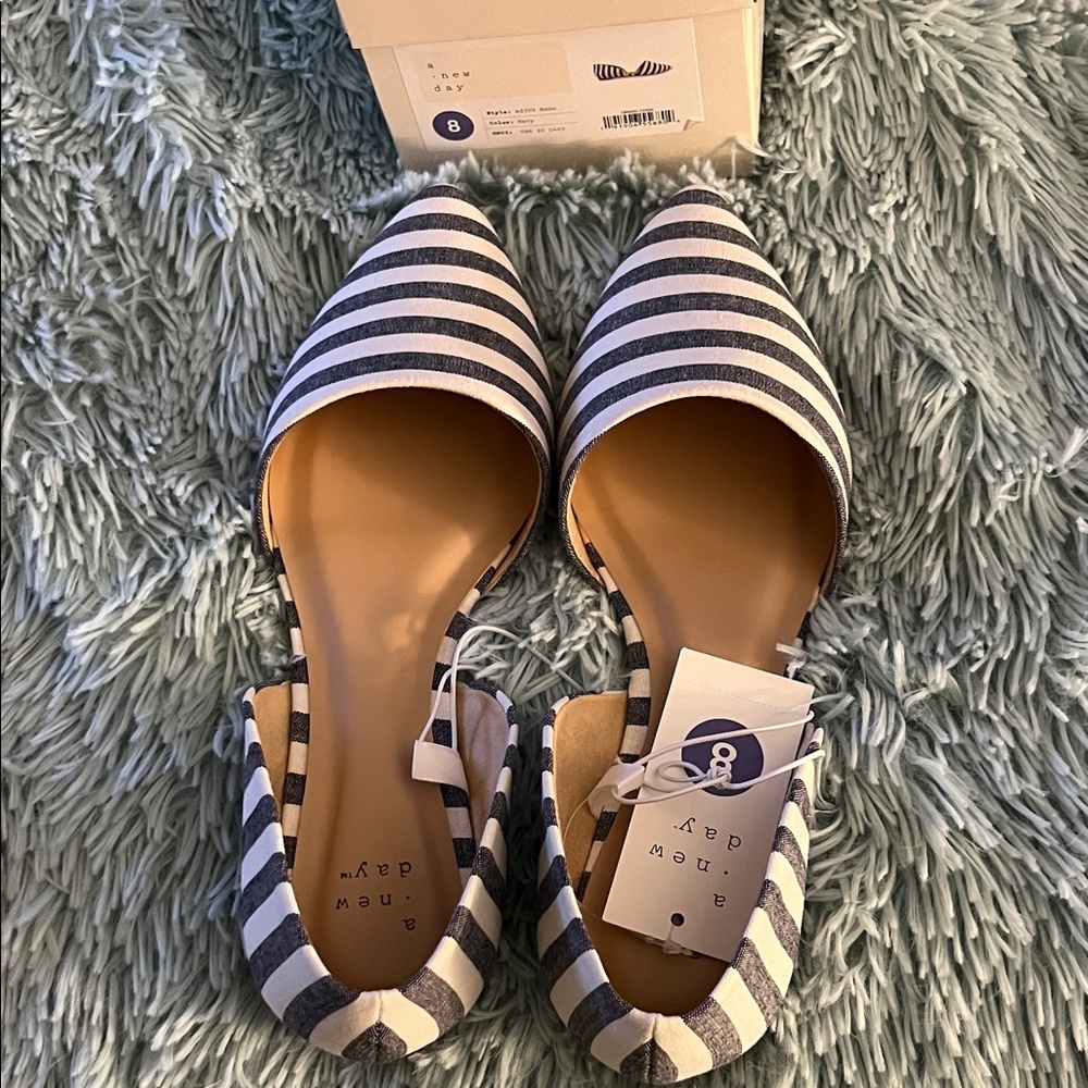 A NEW DAY TRENDY NAVY/ WHITE STRIPE POINTED SHOE FLATS NWT SIZE 8 - Picture 2 of 7